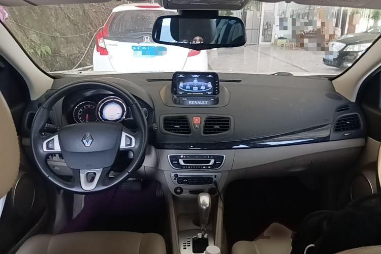 Used Renault Fluence 2015 2.0L Fashion Edition Center Console