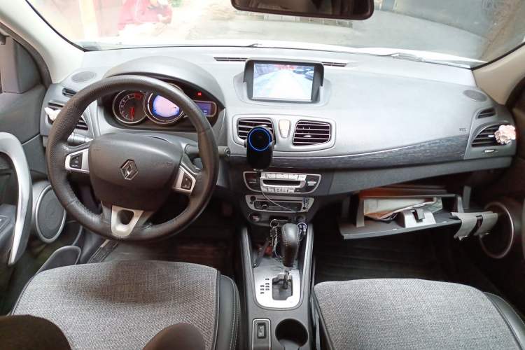 Used Renault Fluence 2015 2.0L Fashion Edition Center Console