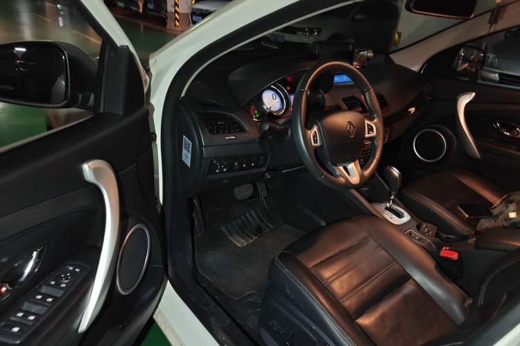 Used Renault Fluence 2015 2.0L Fashion Edition Driver Seat