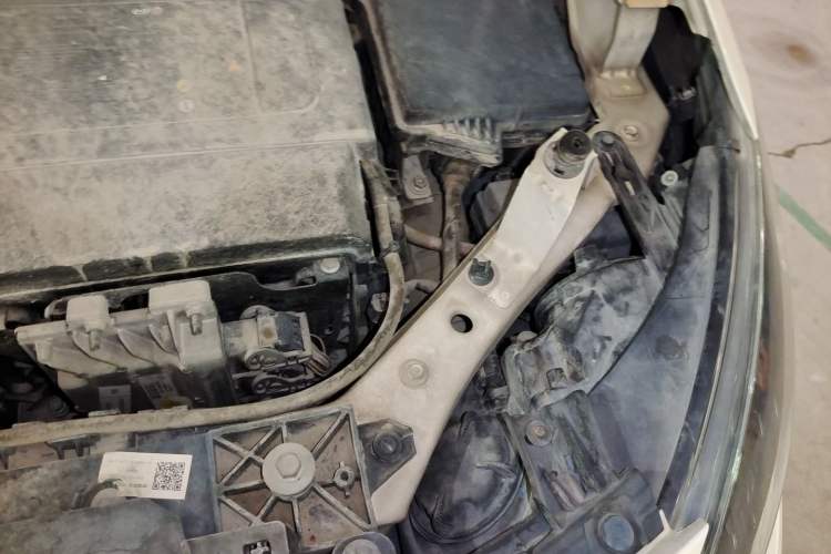 Used Renault Fluence 2015 2.0L Fashion Edition Engine Bay Left
