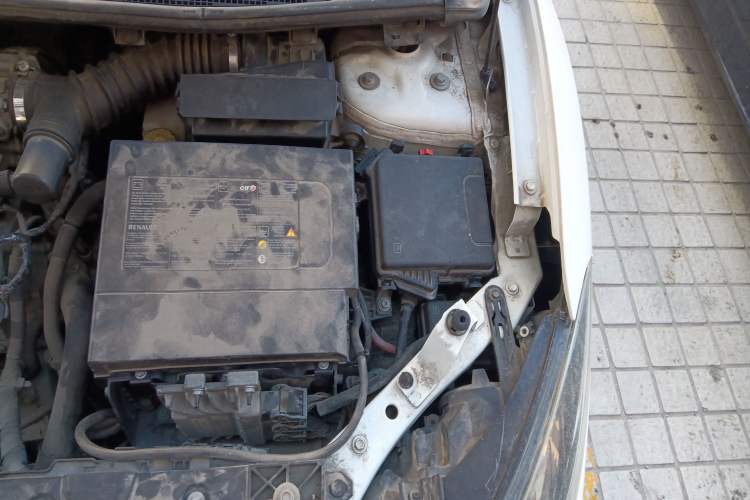 Used Renault Fluence 2015 2.0L Fashion Edition Engine Bay Left