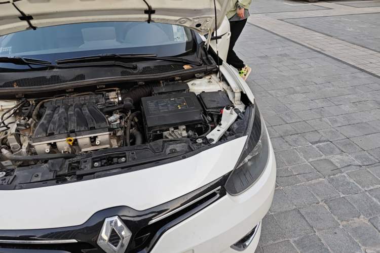 Used Renault Fluence 2015 2.0L Fashion Edition Engine Bay Left