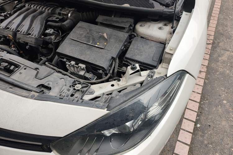Used Renault Fluence 2015 2.0L Fashion Edition Engine Bay Left
