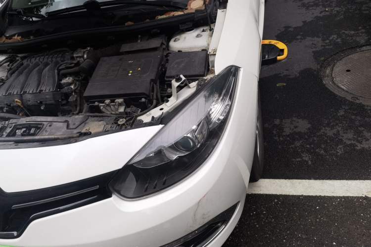 Used Renault Fluence 2015 2.0L Fashion Edition Engine Bay Left