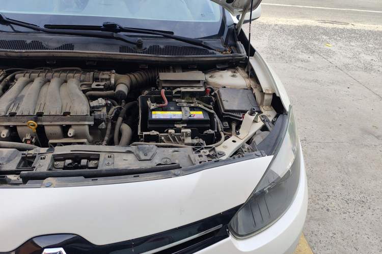 Used Renault Fluence 2015 2.0L Fashion Edition Engine Bay Left