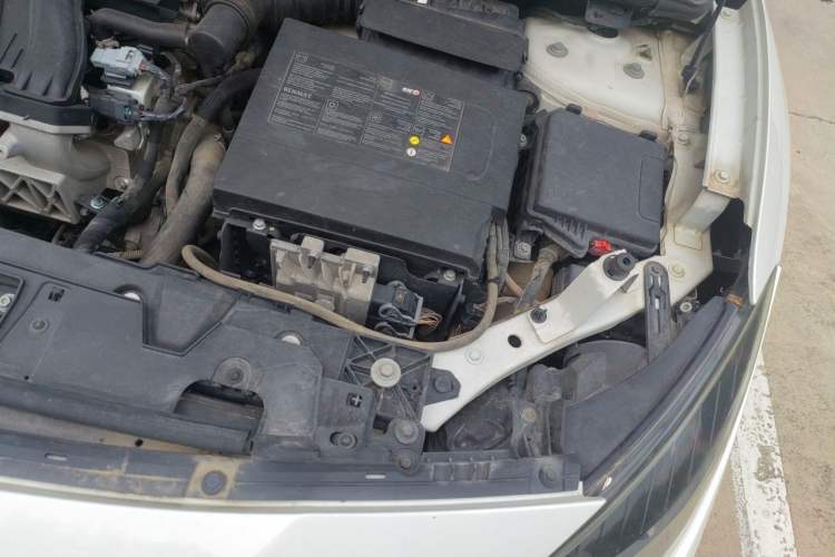 Used Renault Fluence 2015 2.0L Fashion Edition Engine Bay Left