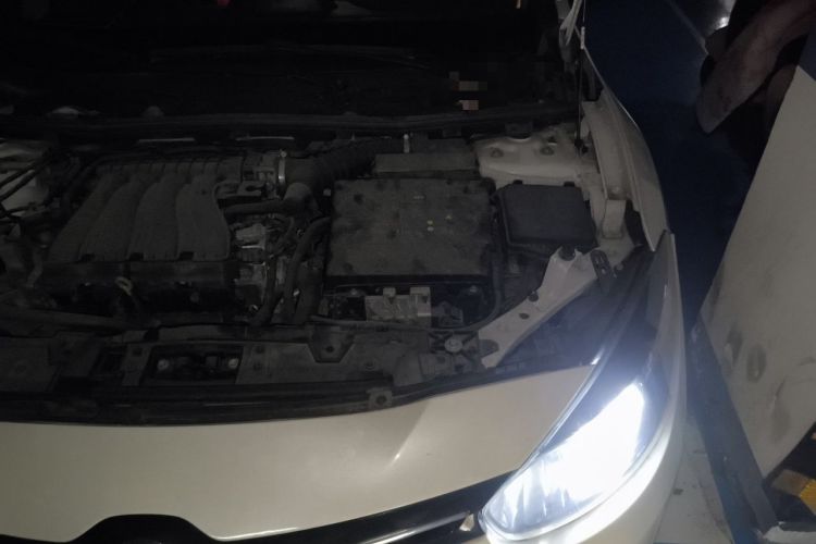 Used Renault Fluence 2015 2.0L Fashion Edition Engine Bay Left