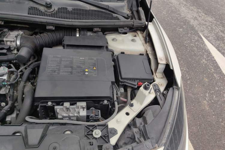 Used Renault Fluence 2015 2.0L Fashion Edition Engine Bay Left