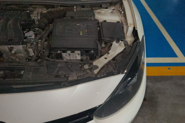 Used Renault Fluence 2015 2.0L Fashion Edition Engine Bay Left