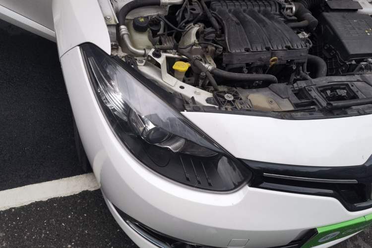 Used Renault Fluence 2015 2.0L Fashion Edition Engine Bay Right