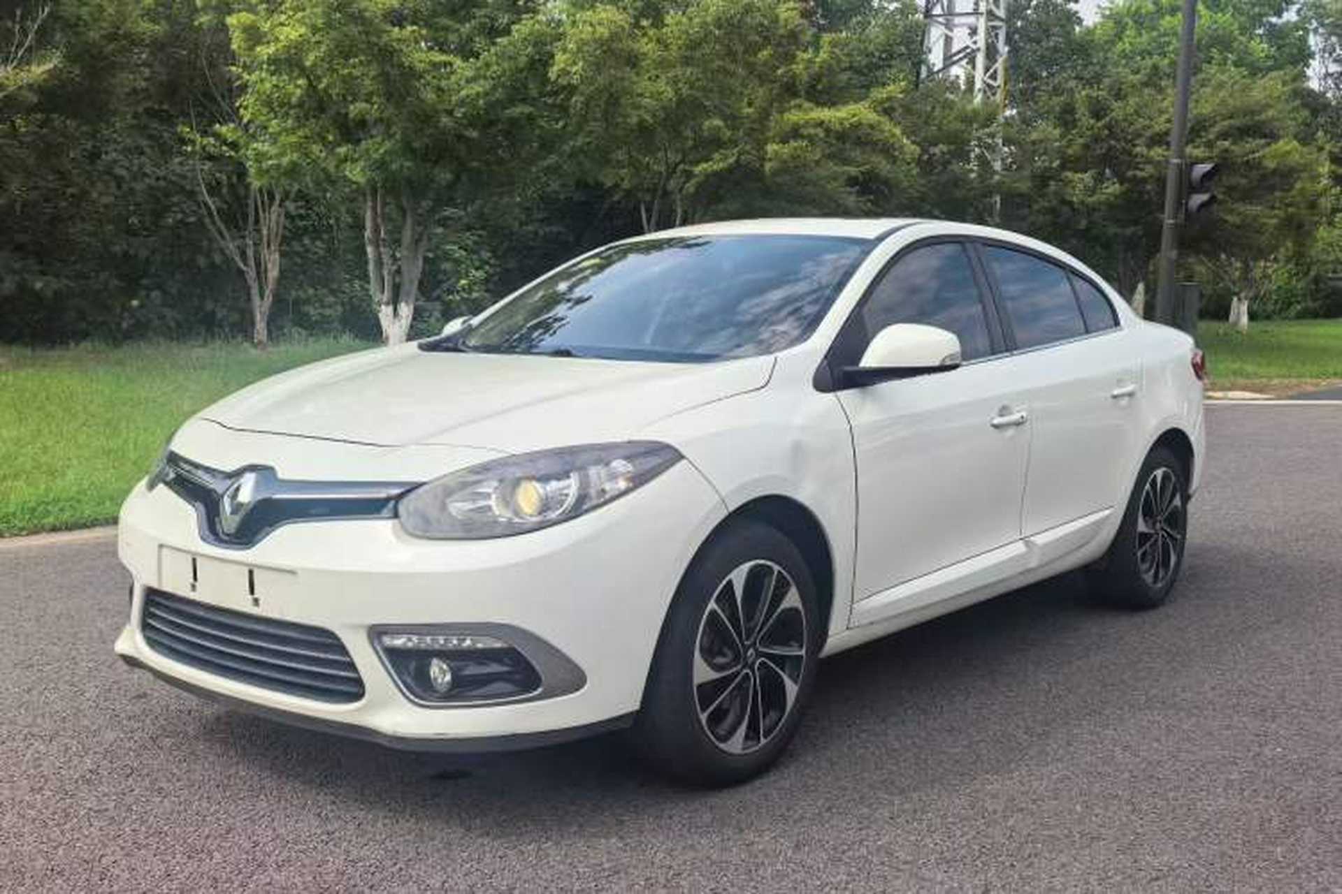 Used Renault Fluence 2015 2.0L Fashion Edition Exterior 2
