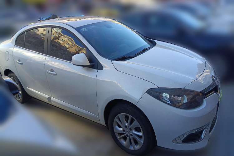 Used Renault Fluence 2015 2.0L Fashion Edition Front Right 45 Deg