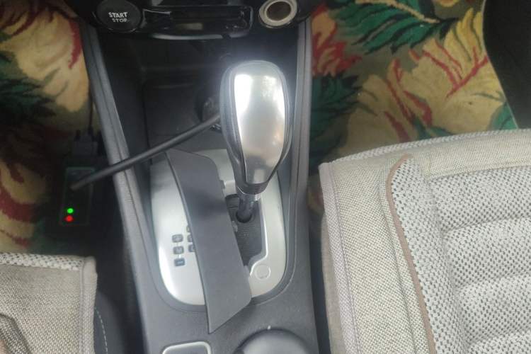 Used Renault Fluence 2015 2.0L Standard Edition Gear Lever