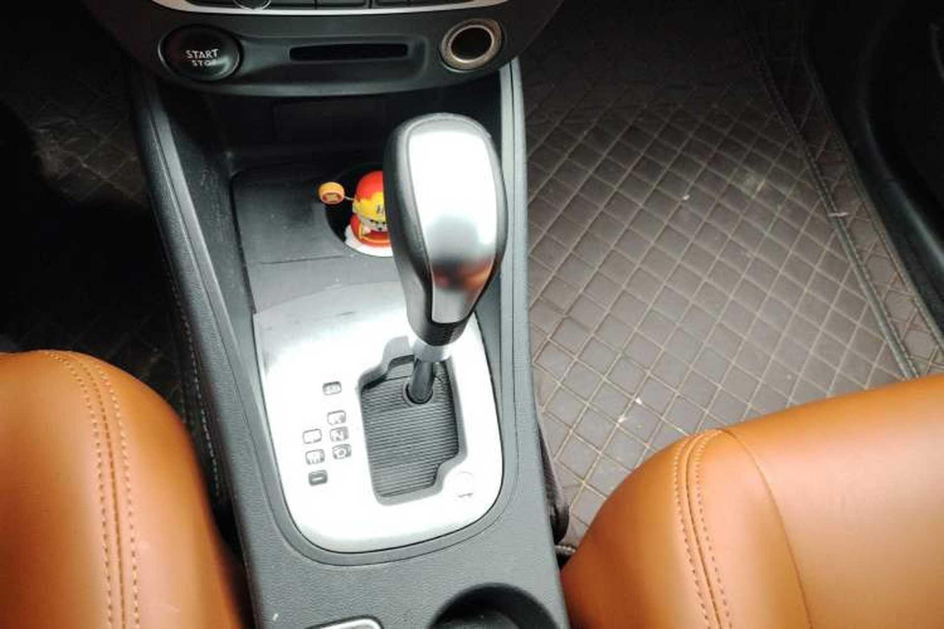 Used Renault Fluence 2015 2.0L Standard Edition Gear Lever