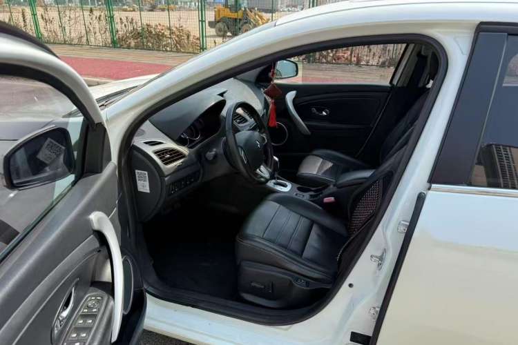 Used Renault Fluence 2015 2.0L Fashion Edition Interior 2