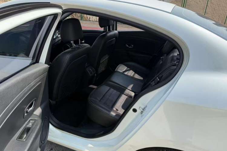 Used Renault Fluence 2015 2.0L Fashion Edition Interior 3