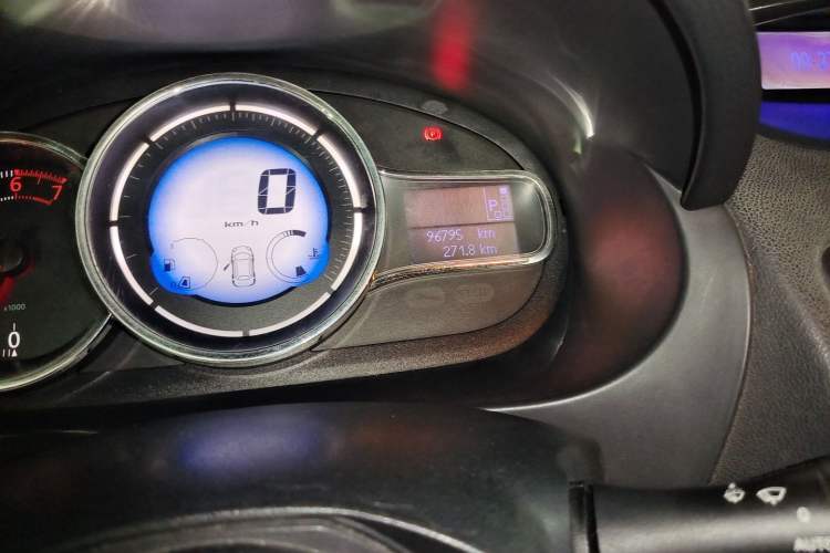 Used Renault Fluence 2015 2.0L Fashion Edition Odometer Close Up