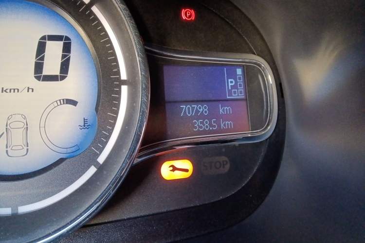 Used Renault Fluence 2015 2.0L Fashion Edition Odometer Close Up