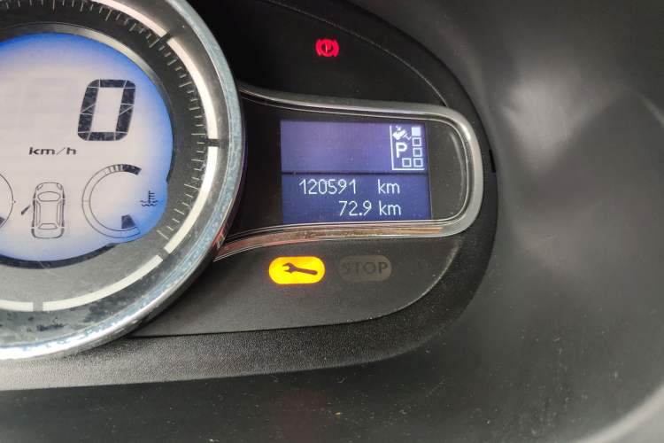 Used Renault Fluence 2015 2.0L Fashion Edition Odometer Close Up