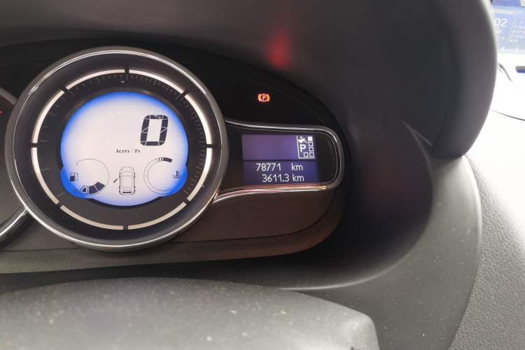 Used Renault Fluence 2015 2.0L Fashion Edition Odometer Close Up