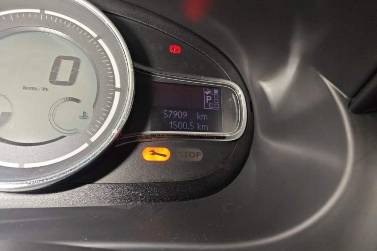 Used Renault Fluence 2015 2.0L Fashion Edition Odometer Close Up