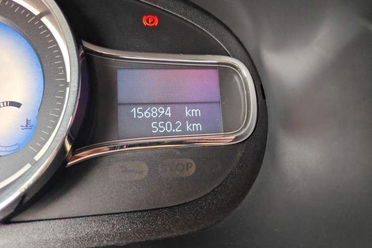 Used Renault Fluence 2015 2.0L Fashion Edition Odometer Close Up