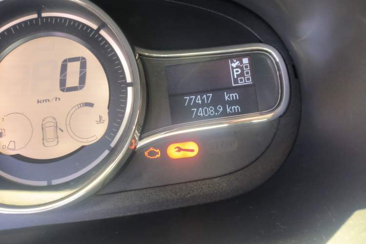 Used Renault Fluence 2015 2.0L Fashion Edition Odometer Close Up