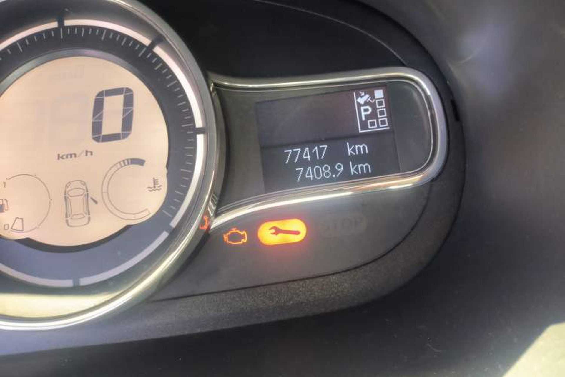 Used Renault Fluence 2015 2.0L Fashion Edition Odometer Close Up