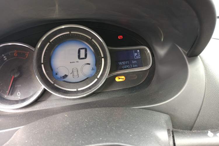 Used Renault Fluence 2015 2.0L Fashion Edition Odometer Close Up