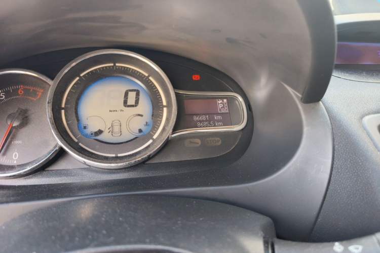 Used Renault Fluence 2015 2.0L Fashion Edition Odometer Close Up