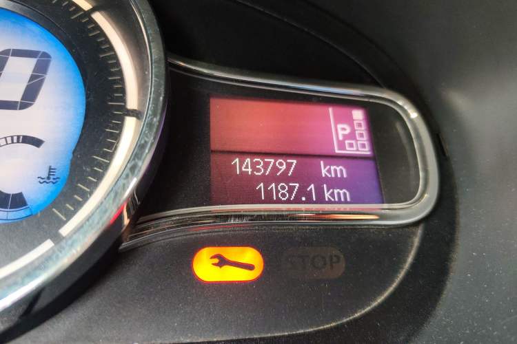 Used Renault Fluence 2015 2.0L Fashion Edition Odometer Close Up