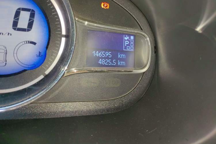 Used Renault Fluence 2015 2.0L Fashion Edition Odometer Close Up
