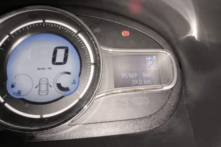 Used Renault Fluence 2015 2.0L Fashion Edition Odometer Close Up