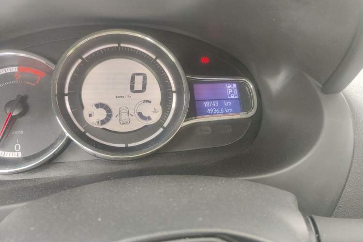 Used Renault Fluence 2015 2.0L Standard Edition Odometer Close Up