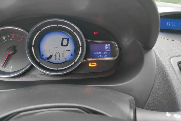 Used Renault Fluence 2015 2.0L Fashion Edition Odometer Close Up