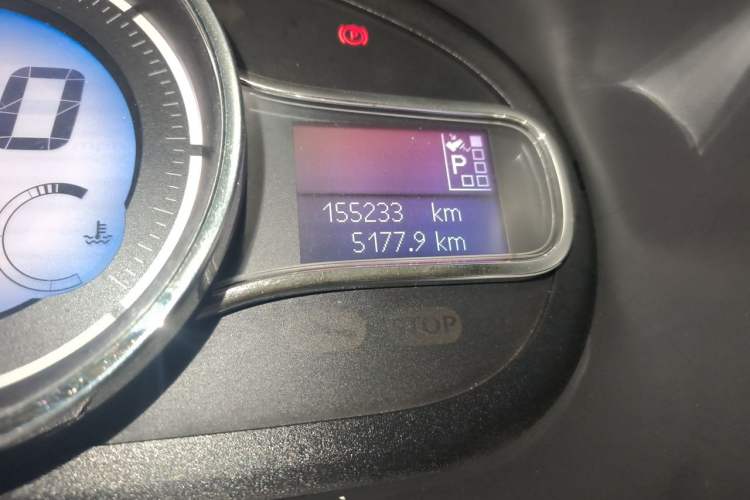 Used Renault Fluence 2015 2.0L Fashion Edition Odometer Close Up