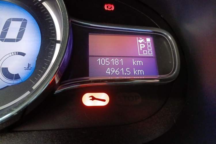 Used Renault Fluence 2015 2.0L Fashion Edition Odometer Close Up