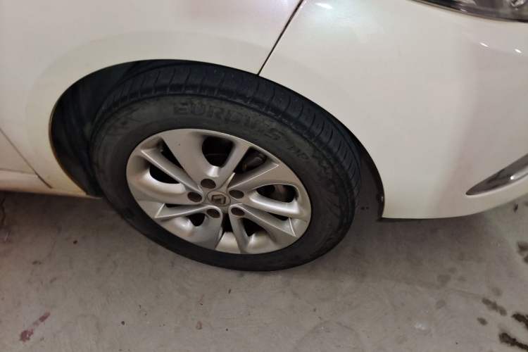 Used Renault Fluence 2015 2.0L Fashion Edition Right Front Wheel Hub
