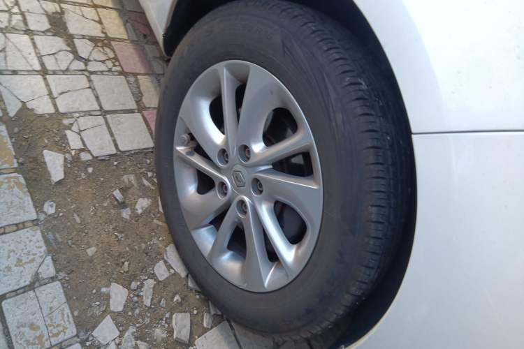 Used Renault Fluence 2015 2.0L Fashion Edition Right Front Wheel Hub