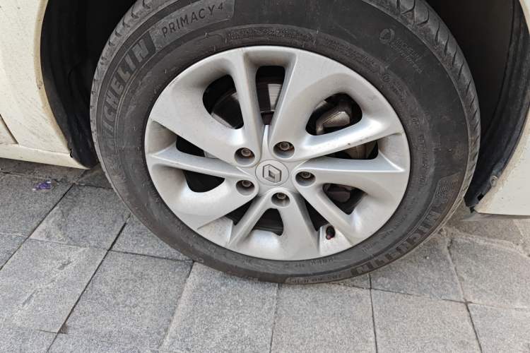 Used Renault Fluence 2015 2.0L Fashion Edition Right Front Wheel Hub