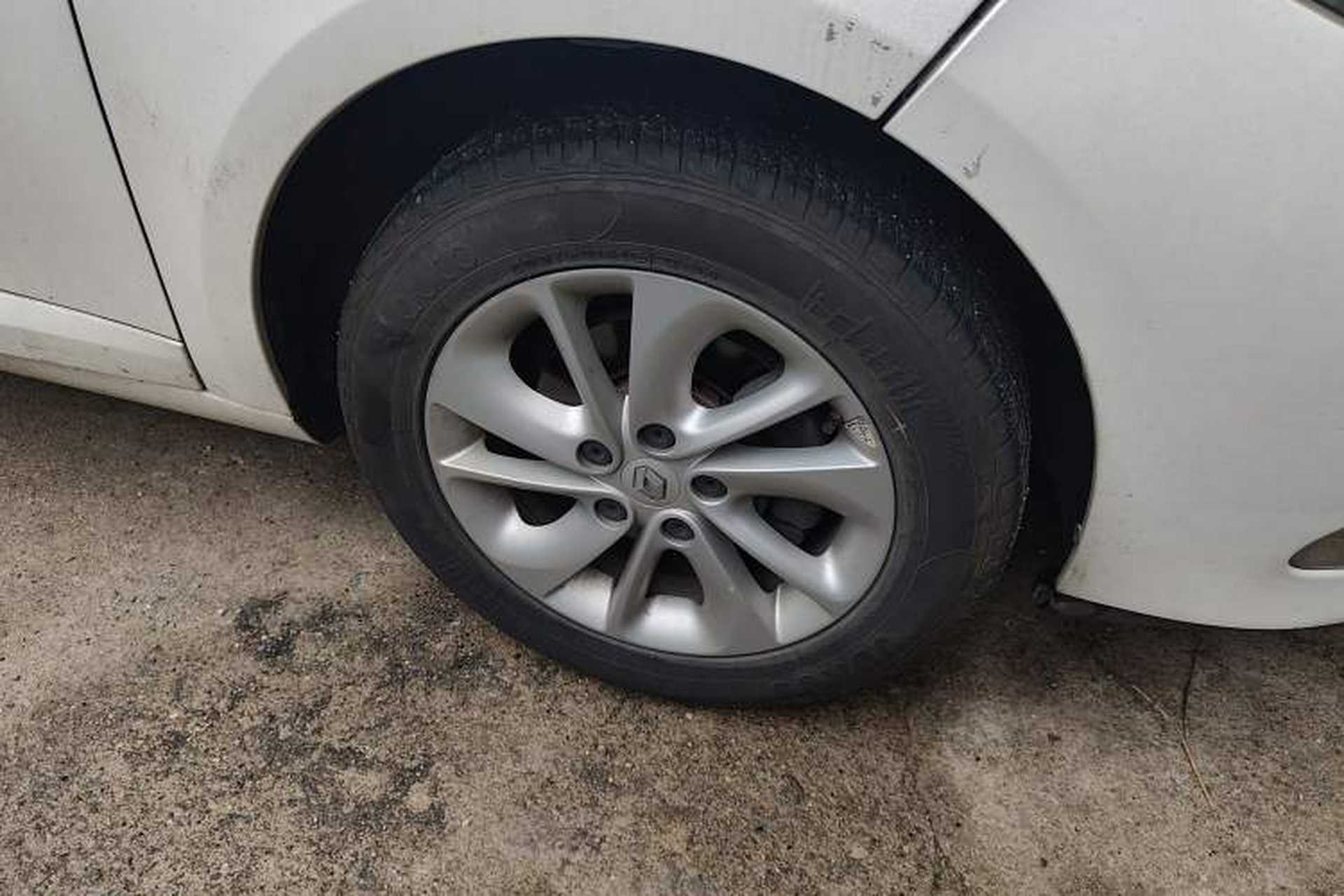 Used Renault Fluence 2015 2.0L Fashion Edition Right Front Wheel Hub