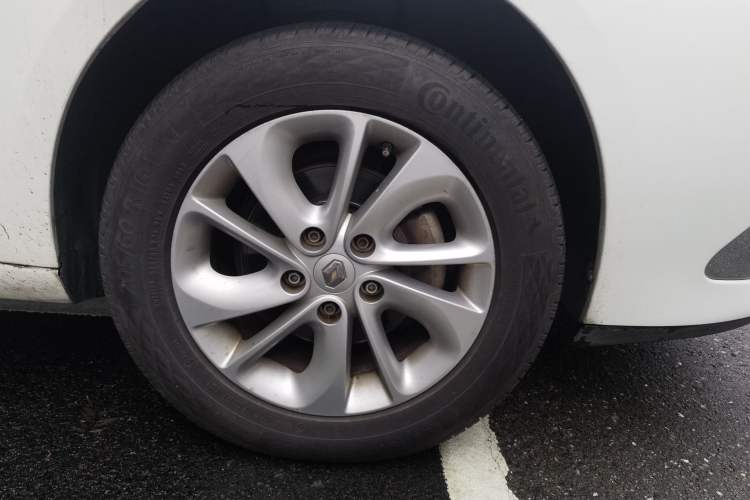 Used Renault Fluence 2015 2.0L Fashion Edition Right Front Wheel Hub