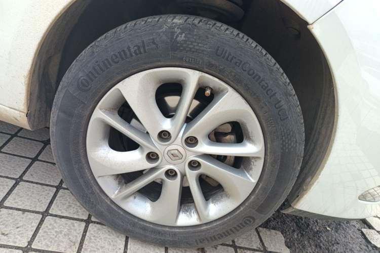 Used Renault Fluence 2015 2.0L Fashion Edition Right Front Wheel Hub