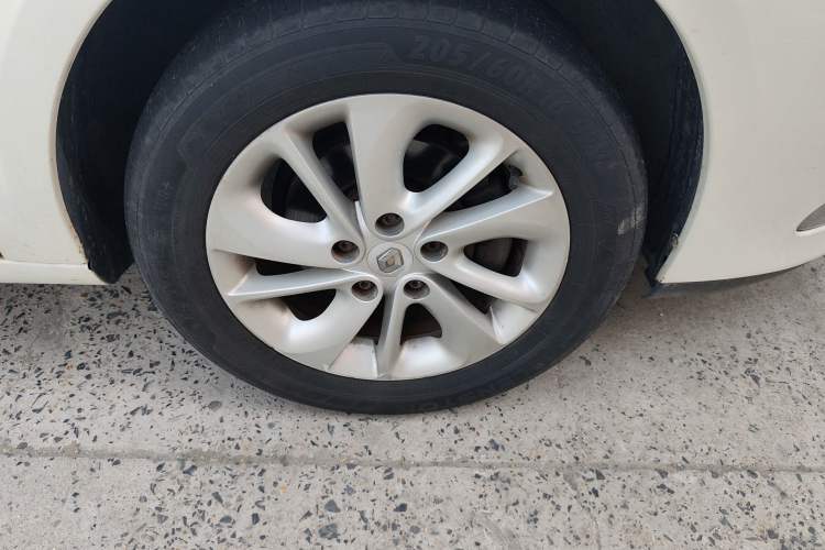 Used Renault Fluence 2015 2.0L Fashion Edition Right Front Wheel Hub