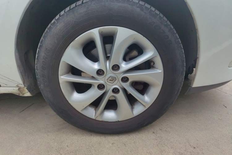 Used Renault Fluence 2015 2.0L Fashion Edition Right Front Wheel Hub