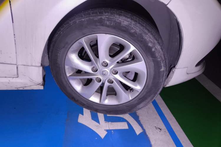 Used Renault Fluence 2015 2.0L Fashion Edition Right Front Wheel Hub