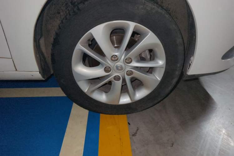 Used Renault Fluence 2015 2.0L Fashion Edition Right Front Wheel Hub