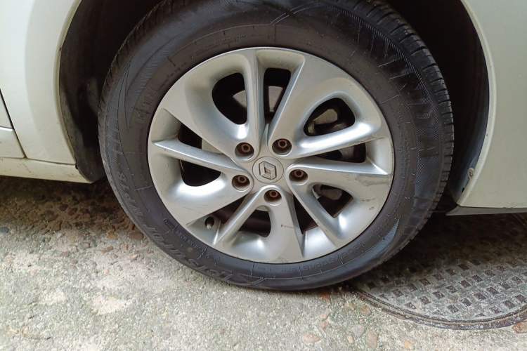 Used Renault Fluence 2015 2.0L Fashion Edition Right Front Wheel Hub