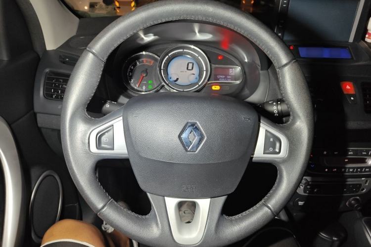 Used Renault Fluence 2015 2.0L Fashion Edition Steering Wheel