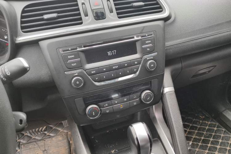Used Renault Kadjar 2016 2.0L Two-Wheel Drive Comfort Edition Audio And AC Panel